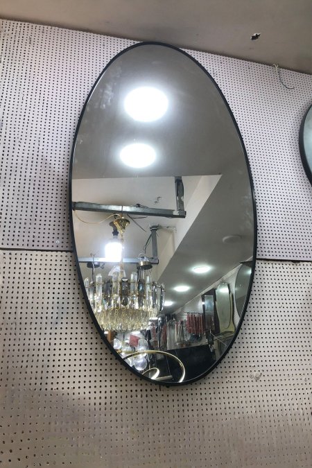 مراية بيضاوية بإطار أسود أنيق